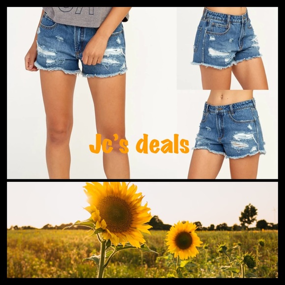 RVCA Pants - ✨ RVCa women’s the boyfriend jean shorts ✨